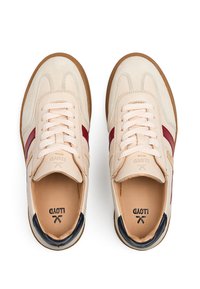 Beige Sneakers mit kastanienbraunen Streifen, aus strukturiertem Wildleder und glattem Leder, rundem Zehenform, gewebten Schnürsenkeln und kontrastierenden marineblauen Fersendetails.