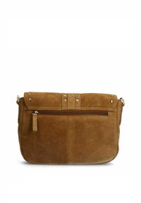 Bruine suède schoudertas met een vlakke vorm, voorzien van een bovenflap, een ritsvak en decoratieve metalen studs. Over het algemeen een gladde textuur.