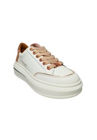 Sneaker in pelle bianca con una spessa suola platform, accenti in oro rosa e lacci in raso. Presenta un design cucito e una suola testurizzata.
