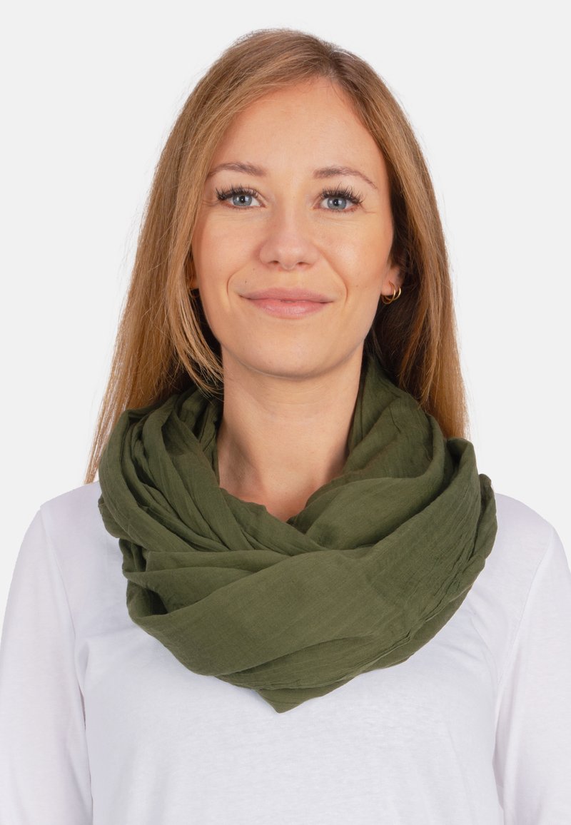 Écharpe en coton léger olive, à design superposé, portée lâchement autour du cou, avec une finition douce et texturée.