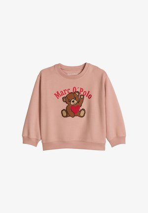 Różowa dziecięca bluza z misiem trzymającym czerwone serce oraz nazwą marki Marc O'Polo nadrukowaną nad misiem.
