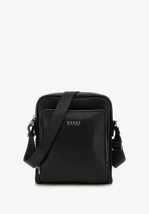 Sac bandoulière en cuir noir avec une finition texturée, fermeture éclair, sangle réglable et une poche avant avec logo.