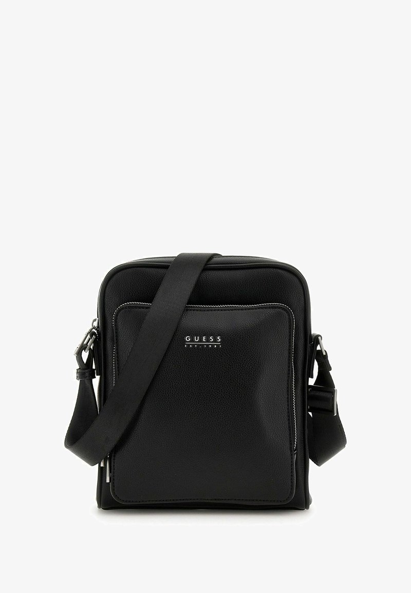 Borsa a tracolla in pelle nera con finitura testurizzata, chiusura con zip, tracolla regolabile e tasca frontale con logo.