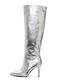 Cizmă argintie înaltă cu toc stiletto și vârf ascuțit, realizată dintr-un material metalic lucios, având un design elegant, adaptat și toc înalt.