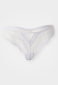 String in pizzo lavanda chiaro con bordo ondulato, che presenta un retro senza cuciture e una vita intrecciata per flessibilità e comfort.