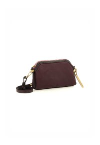 Borsa in pelle bordeaux con chiusura a zip, forma rettangolare, dettagli in hardware dorato e tracolla staccabile. Texture liscia, design minimalista.