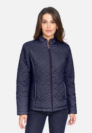 Chaqueta de navidad acolchada con un alto cuello, cremallera visible y dos bolsillos laterales. Patrón texturizado notable en toda la tela.
