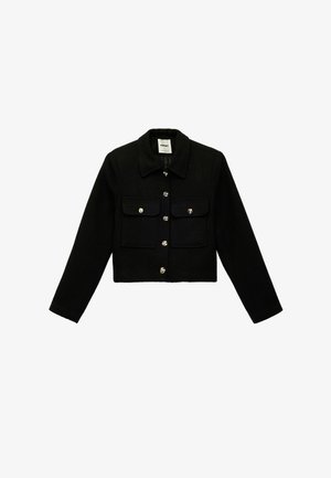 Czarna krótka kurtka z kołnierzem, teksturowaną tkaniną, dwoma przednimi kieszeniami i złotymi guzikami.