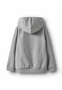 Grijze hoodie met een zachte textuur, voorzien van een hoge nek en ribbelmanchetten en -zoom. De achteraanzicht benadrukt de vorm van de capuchon.