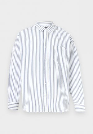 Biała koszula na długi rękaw z niebieskimi pionowymi paskami i kieszenią na piersi, przedstawiona na jednolitym jasnoszarym tle.