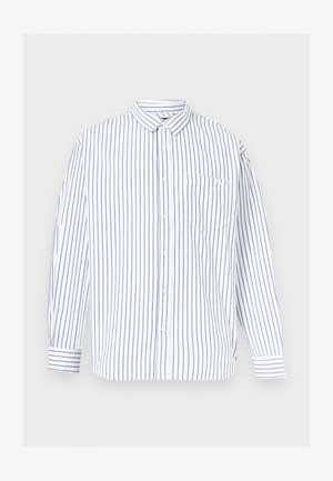 Camicia bianca a maniche lunghe con bottoni e righe verticali blu, con taschino sul petto, mostrata su uno sfondo semplice grigio chiaro.