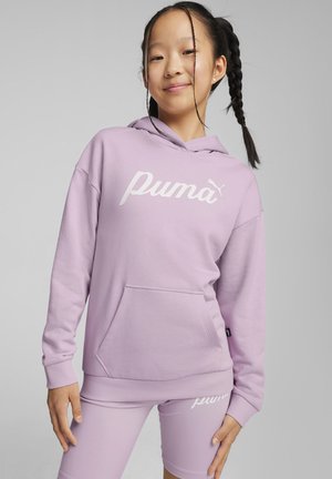 Sudadera lila con bolsillo canguro y logo blanco de "Puma", combinada con pantalones cortos lilas que presentan el mismo logo en la pierna. Textura de tela suave.