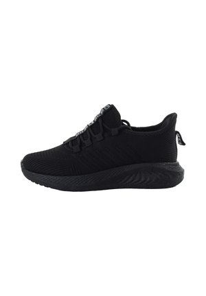 Czarny sportowy sneaker z dzianinową cholewką, amortyzowaną podeszwą, sznurowanym fasonem i pętelką na pięcie, widoczny z zewnętrznej strony na białym tle.