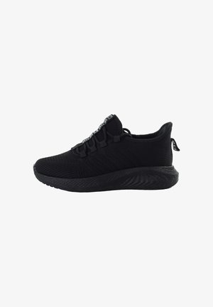 Czarny sportowy sneaker z dzianinową cholewką, amortyzowaną podeszwą, sznurowanym fasonem i pętelką na pięcie, widoczny z zewnętrznej strony na białym tle.