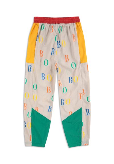 Kleurrijke, lichtgewicht, gebloemde broeken met een elastische rode tailleband. Heeft gele en groene panelen en willekeurige letters over de stof.