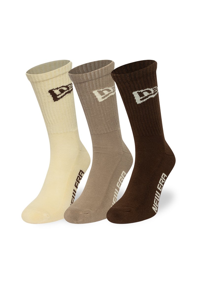 Set bestehend aus drei Socken in Creme, Taupe und Braun. Baumwollmischung, geribbelte Textur, mit Logo-Akzenten in kontrastierenden Farben nahe der Oberseite.