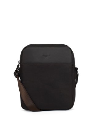 Kompaktowa czarna torebka na ramię o prostokątnym kształcie, z przednią kieszenią i regulowanym ciemnobrązowym paskiem na ramię.