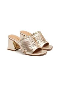 Mule dorate metalliche con tacco alto e design a frange. Presentano una punta aperta, un tacco quadrato e borchie decorative lungo la fascia superiore.