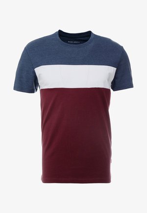 T-shirt masculino feito de algodão, com gola redonda, mangas curtas e blocos de cor horizontais em azul-marinho, branco e bordô.