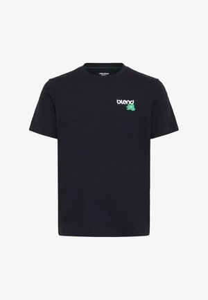Camiseta negra de manga corta con cuello redondo con pequeño logo blanco "blend" y gráfico floral verde en la parte superior izquierda del pecho.