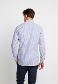 Blauw-wit gestreepte langearmige shirt met een opgevouwen kraag en knopenmanchetten, gemaakt van een gladde stof, met een gebogen onderkant.