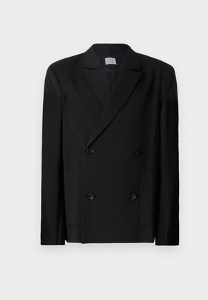 Schwarze doppelte Jacke aus strukturiertem Stoff mit Spitzenrevers, zwei vorderen Taschen und zwei schwarzen Knöpfen auf jeder Seite.