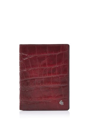 Bordeauxfarbene Brieftasche aus krokodilgeprägtem Leder mit kleinem silbernem Logo unten rechts, vor weißem Hintergrund.