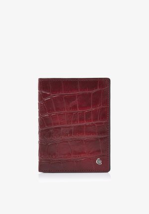 Portefeuille en cuir bordeaux à motif crocodile avec un petit logo argenté dans le coin inférieur droit, présenté sur fond blanc.