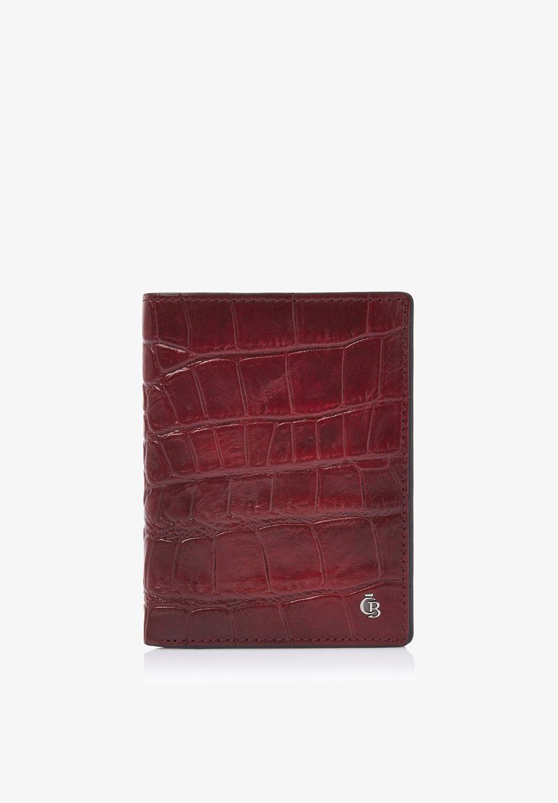Portefeuille en cuir bordeaux à motif crocodile avec un petit logo argenté dans le coin inférieur droit, présenté sur fond blanc.