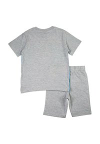 T-shirt gris en coton à manches courtes avec un col rond et un short assorti, avec un accent bleu sur les côtés du pantalon.