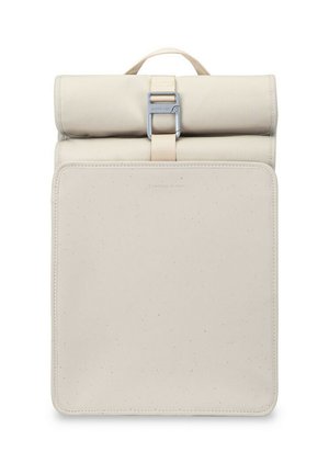 Beige Rolltop-Rucksack mit glatter Textur, verstellbarem Tragegurt und silbernem Metallzubehör. Mit einer flachen, quadratischen Fronttasche.