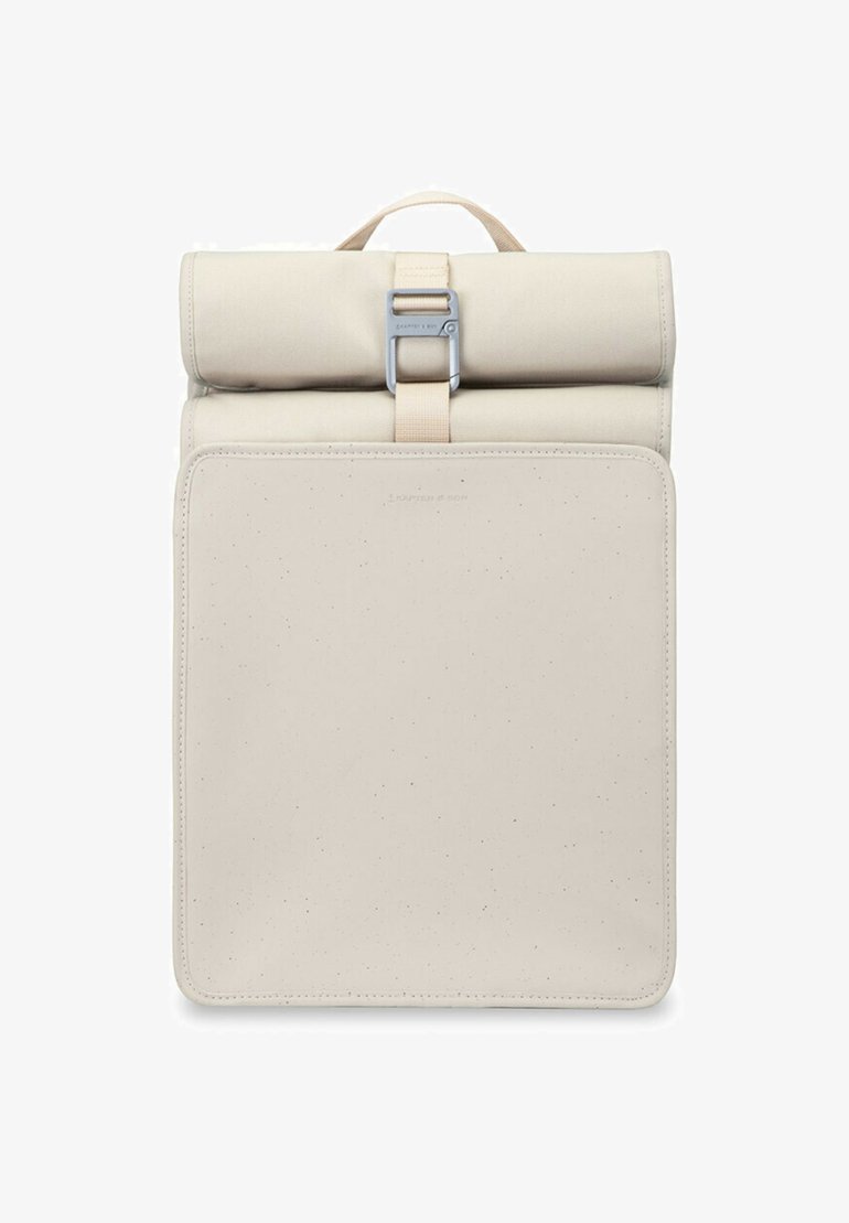 Béžový batoh s rolovacím víkem s hladkým povrchem, nastavitelným popruhem a stříbrnými kovovými detaily. Obsahuje plochou, čtvercovou přední kapsu.
