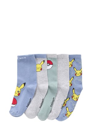 Fünf Paare Baumwollsocken mit Pikachu- und Pokéball-Designs. Die Farben umfassen Hellblau, Grau und Aquagrün, mit verspielten Mustern und Grafiken.