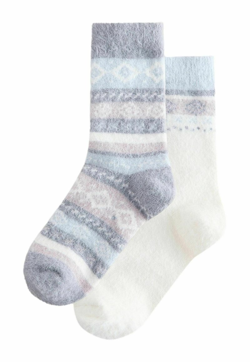 Fuzzy zoknik világoskék, szürke és fehér színben, csíkos és rombusz alakú mintákkal. Puha textúra, változó színblokkok a melegség érdekében.
