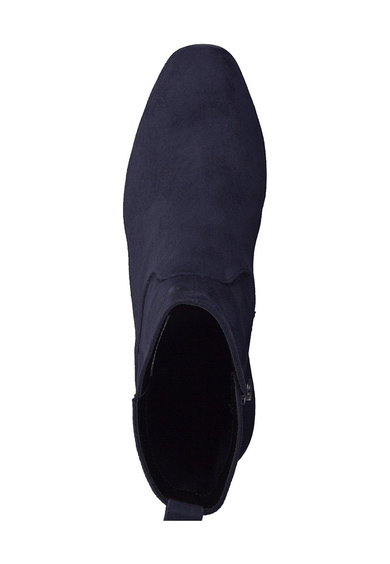 Stivaletti alla caviglia in suede blu navy con punta appuntita e design elegante. Presentano una cerniera sul lato per una facile vestibilità. Texture liscia in tutto il prodotto.