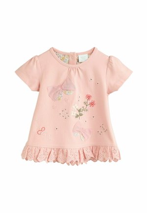 Rozā bērnu t-krekls no maiga kokvilnas, ar īsām pūkainām piedurknēm, frill apakšmali, izšūtām ziediem un tauriņiem ar dekoratīviem akcentiem.