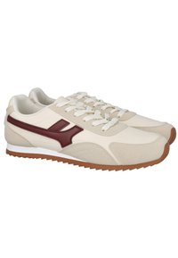 Zapatillas beige con un acento burdeos, que presentan una parte superior de cuero y textil suave, punta redonda, cierre de cordones y suela de goma con tracción.