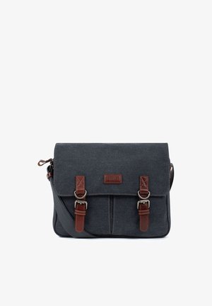 Sac messager en toile gris foncé avec des sangles en cuir marron à boucle et une bandoulière réglable, forme rectangulaire, fermeture par rabat avant.