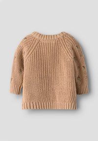 Strikket genser i lyse beige med albuelange ermer, ribbestrikkede mansjetter og blomsterbroderi på skuldrene. Myk tekstur og avslappet passform.