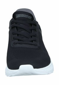 Scarpe da ginnastica Skechers Bobs, caratterizzate da una tomaia in mesh nera, suola bianca e design tradizionale con lacci, dotate di linguetta e colletto imbottiti.