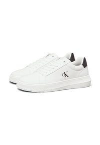 Sneaker bianche in pelle con suole in gomma piane, punta tonda e dettagli neri sul tallone. Presentano un piccolo logo sul lato.