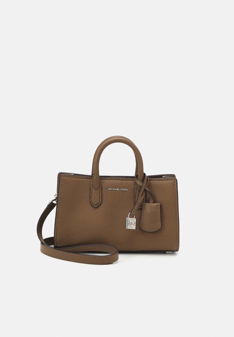 Sac à main en cuir marron Michael Kors avec poignées supérieures, bandoulière amovible et breloque serrure argentée sur un fond uni.