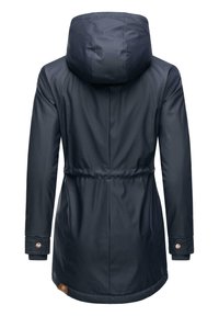 Veste imperméable marine avec une silhouette ajustée, une taille élastique et une grande capuche. Présente des poignets côtelés et un accent en cuir avec le logo.