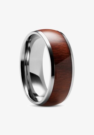 Ring laget av tre og rustfritt stål, med en polert sølvkanal og en mørk treinnlegg med et fint kornmønster.