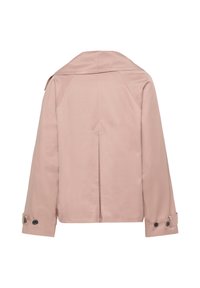 Gaiši rozā garroku jaka ar pogājamiem aproču galiem, aizmugures šķēluma detaļu un platu apkakli, kas izvietota uz balta fona.