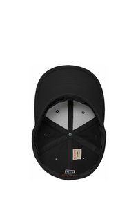 Cappello nero con una corona strutturata, visiera piatta e una texture di tessuto liscia. L'interno presenta un rivestimento grigio e etichette del produttore.