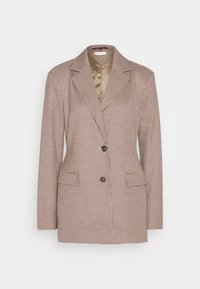 Blazer entallado para mujer con un patrón de pata de gallo marrón y blanco, solapas de muesca, dos botones negros y bolsillos frontales con solapa.