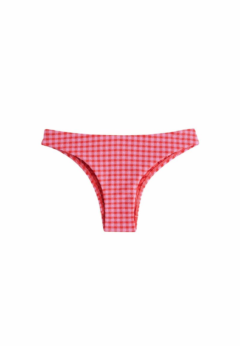 Bikiniunderdel med röd och vit rutig design, med låg midja och slät textur, sidostängningar och minimal täckning.