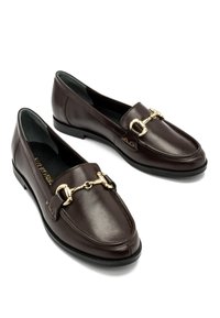 Brązowe skórzane mokasyny o gładkiej powierzchni, z złotym łańcuszkiem na przodzie i niską czarną podeszwą.