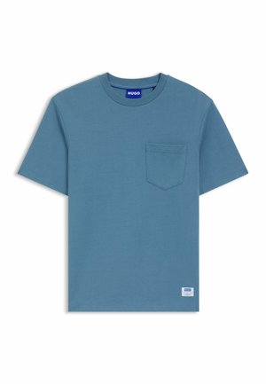 Kurzärmliges T-Shirt in Petrol aus weicher Baumwolle; verfügt über einen Rundhalsausschnitt und eine Brusttasche, mit einem kleinen Logotag am Saum.